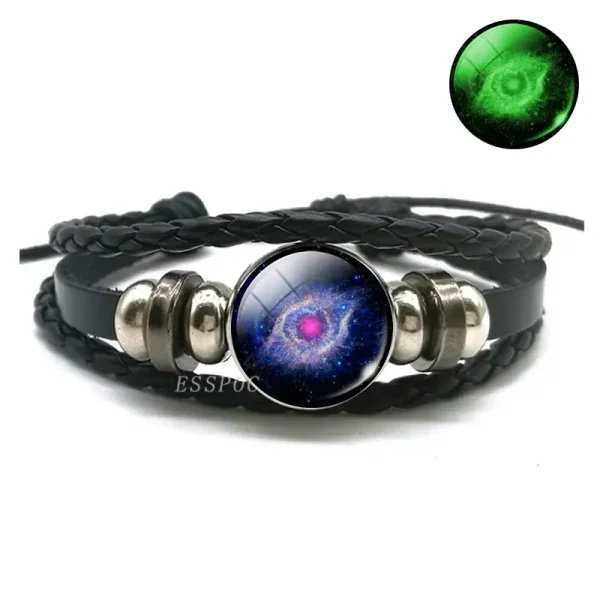 Pendente galassia con bracciale in pelle intrecciata, accessori scientifici decorativi e alla moda.