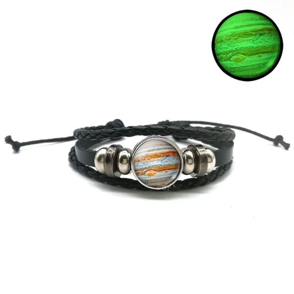 Bracciale e pendente con immagine di Marte, realizzati con pelle intrecciata e dettagli metallici, perfetti come accessori scientifici e decorativi.