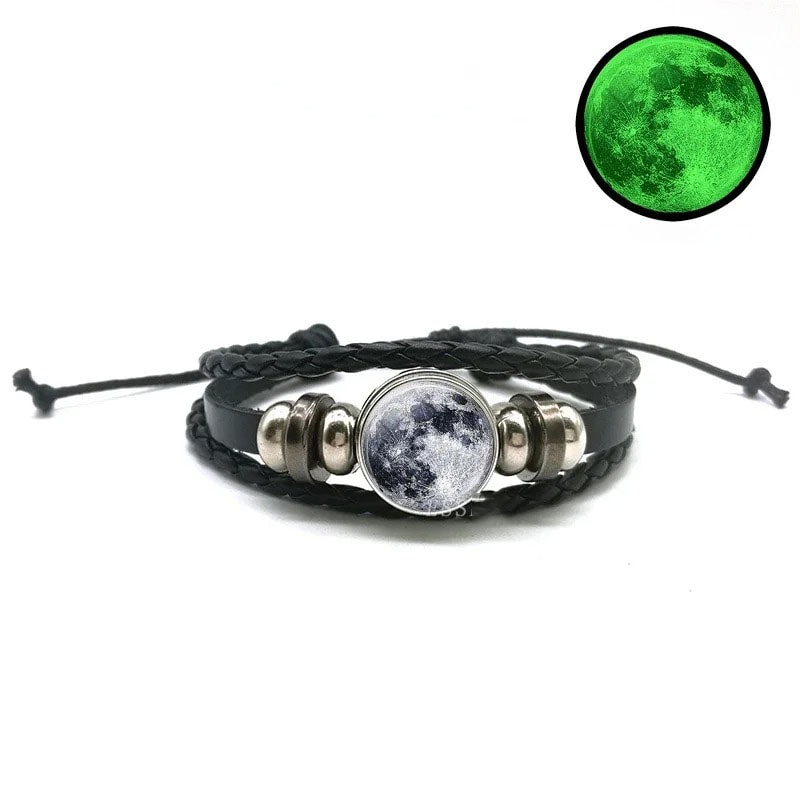 Bracciale con pendente a forma di luna e stelle, realizzato in pelle nera e metallo, perfetto come accessorio decorativo e simbolico.
