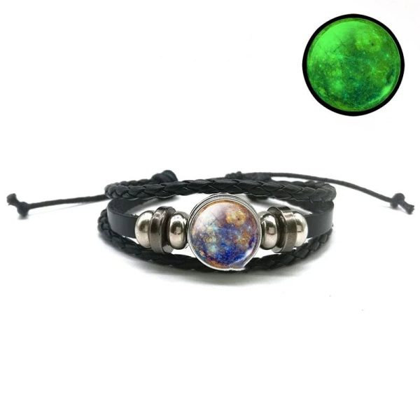 Bracciale con sfera di galassia in resina, pelle intrecciata e dettagli metallici, accessorio decorativo ispirato allo spazio e all'astronomia.