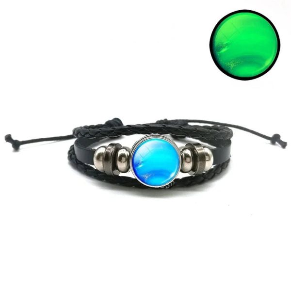 Bracciale in pelle con pietra blu e dettagli metallici, accessorio decorativo ispirato alla scienza, perfetto come regalo originale o per appassionati di oggetti scientifici.