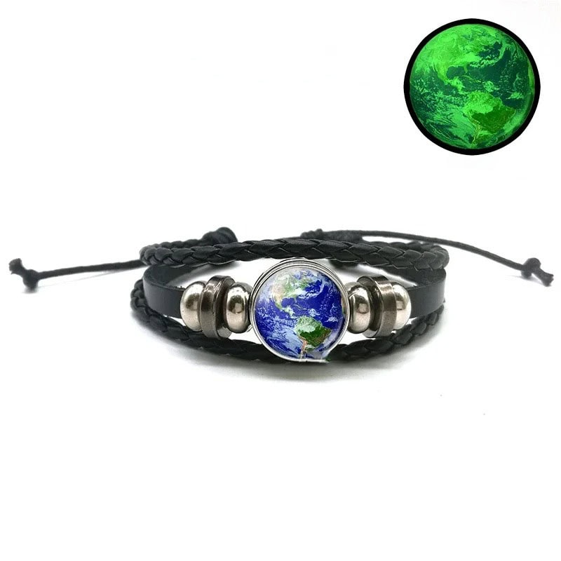 Bracciale in pelle intrecciata con pulsante a forma di Terra, simbolo di tutela ambientale e consapevolezza ecologica. Accessorio decorativo e simbolico, ideale per appassionati di scienza e natura.