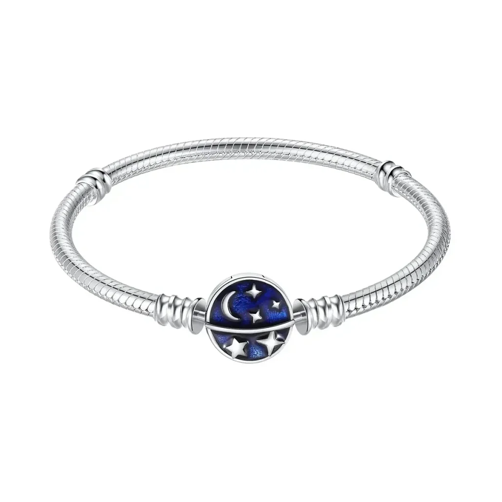 Bracciale in argento con ciondolo a tema astronomico, decorato con stelle e luna blu, perfetto come oggetto decorativo o regalo ispirato all'universo.