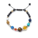Braccialetto decorativo con perle colorate e stelle in stile astronomico, perfetto come accessorio di moda o decorazione scientifica.