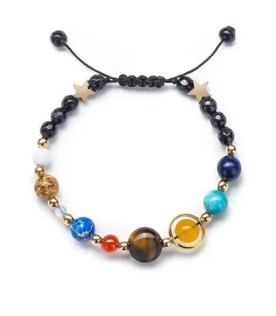 Braccialetto decorativo con perle colorate e stelle in stile astronomico, perfetto come accessorio di moda o decorazione scientifica.