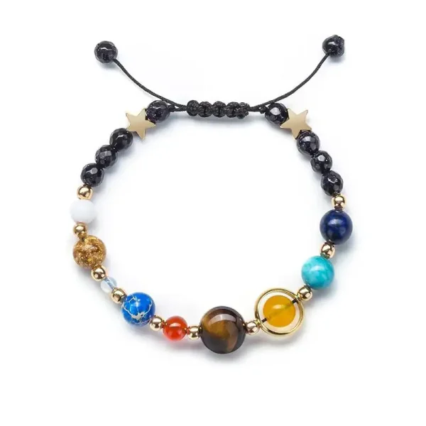 Braccialetto decorativo con perle colorate e stelle in stile astronomico, perfetto come accessorio di moda o decorazione scientifica.