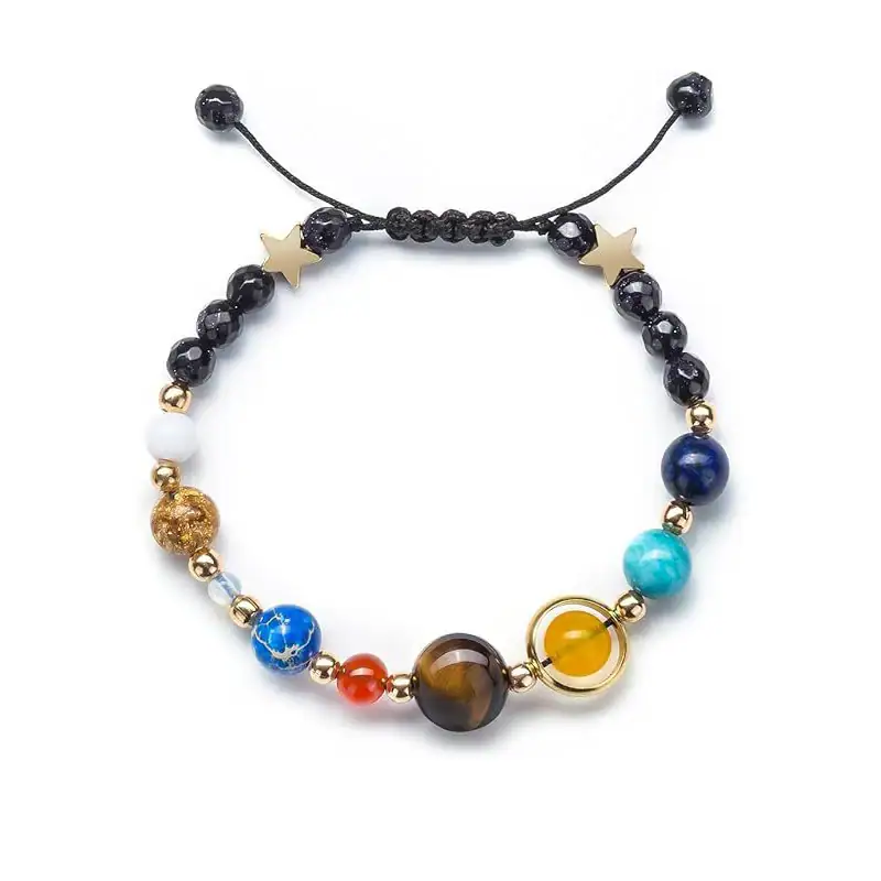 Braccialetto decorativo con perle colorate e stelle in stile astronomico, perfetto come accessorio di moda o decorazione scientifica.
