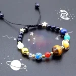 Braccialetto decorativo con pianeti e stelle in perline colorate, perfetto come accessorio scientifico e decorativo, ideale per appassionati di astronomia.