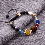 Braccialetto decorativo con pietre colorate e dettagli dorati, ispirato a oggetti scientifici, perfetto come decorazione o regalo originale.