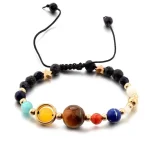 Braccialetto decorativo con perle e pietre di vari colori, inclusi turchese, marrone, rosso e blu, con dettagli in oro e nero, ideale come oggetto scientifico decorativo.