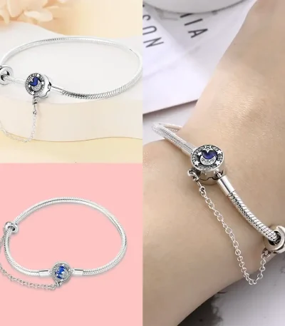 Bracciale in argento con ciondolo a forma di luna e stelle, accessorio decorativo e simbolico, perfetto per gli amanti del cielo e delle decorazioni scientifiche.