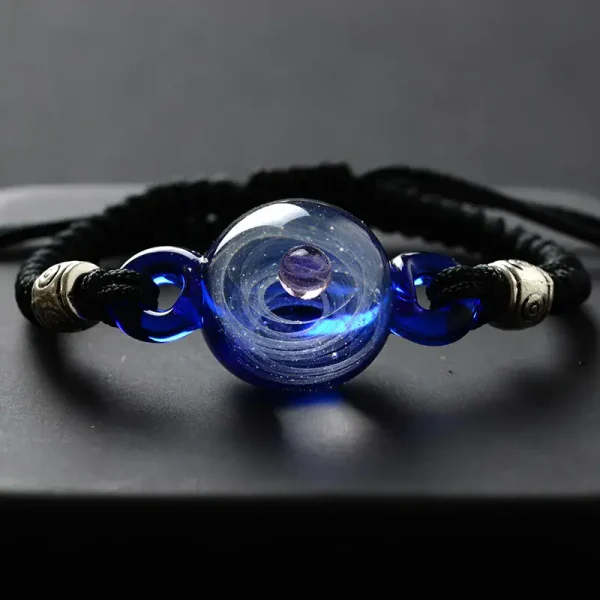 Bracciale decorativo in vetro di Murano con sfera blu centrale e dettagli metallici, perfetto come oggetto scientifico decorativo o accessorio unico.