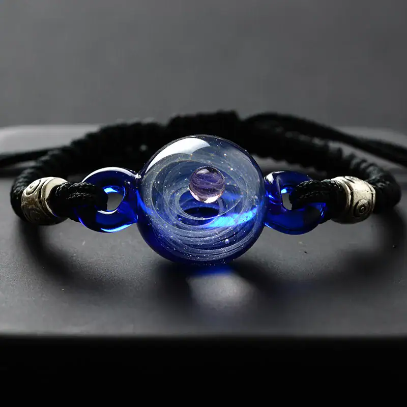 Bracciale decorativo in vetro di Murano con sfera blu centrale e dettagli metallici, perfetto come oggetto scientifico decorativo o accessorio unico.
