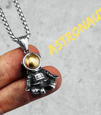 Collana con pendente a forma di astronauta con casco dorato, simbolo di esplorazione spaziale e avventura. Perfetta come decorazione scientifica originale e originale per appassionati di spazio.