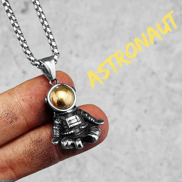 Collana con pendente a forma di astronauta con casco dorato, simbolo di esplorazione spaziale e avventura. Perfetta come decorazione scientifica originale e originale per appassionati di spazio.