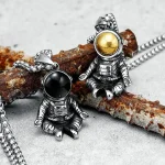 Collane con pendenti astronauta in metallo, perfette come decorazioni scientifiche e accessori originali, ideali per appassionati di spazio e scienza.