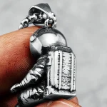 Pendente in metallo a forma di subacqueo con bombola e attrezzatura, ideale come decorazione o gioiello ispirato all'esplorazione marina.