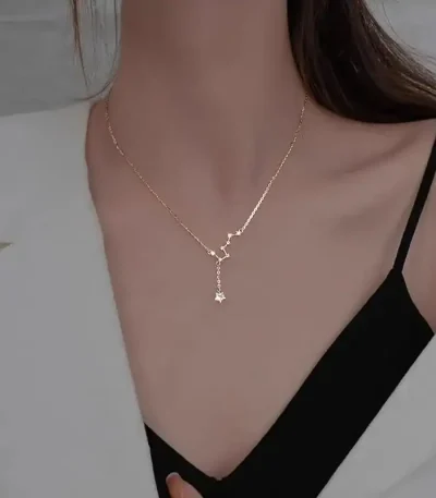 Collana femminile con pendente a forma di atomo, realizzata in metallo dorato, perfetta come decorazione scientifica e accessorio di moda sofisticato.