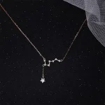 Collana elegante con pendente a forma di stella e costellazioni, perfetta come regalo o accessorio di stile. Realizzata in metallo lucido, ispirata al cielo stellato.