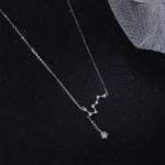 Collana elegante con pendente a forma di costellazione e stella.