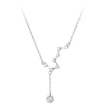 Collana elegante con pendente a forma di cristallo scintillante, perfetta come regalo o accessorio di stile.