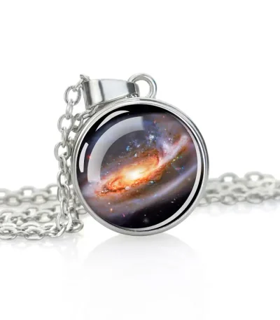 Collana con pendente galassia, oggetto decorativo e scientifico.