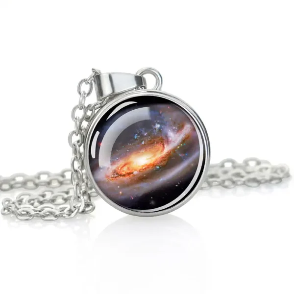Collana con pendente galassia, oggetto decorativo e scientifico.
