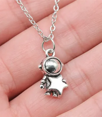 Collana con ciondolo astronauta in metallo.
