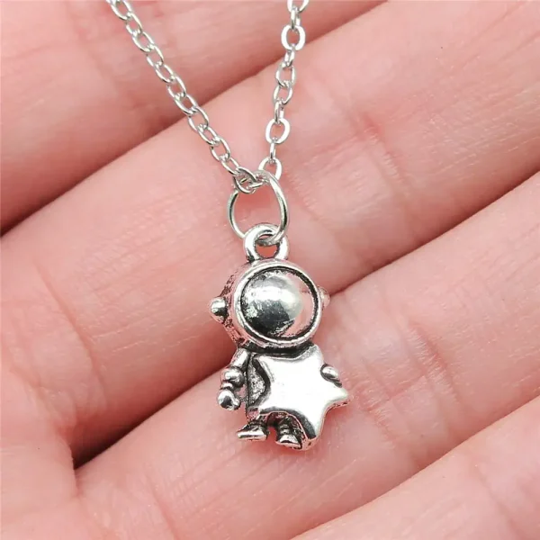 Collana con ciondolo astronauta in metallo.