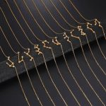 Collane con pendenti a forma di costellazioni zodiacali in oro, perfette come accessori eleganti e simbolici. Ideali per gli amanti dell'astronomia e della moda raffinata.