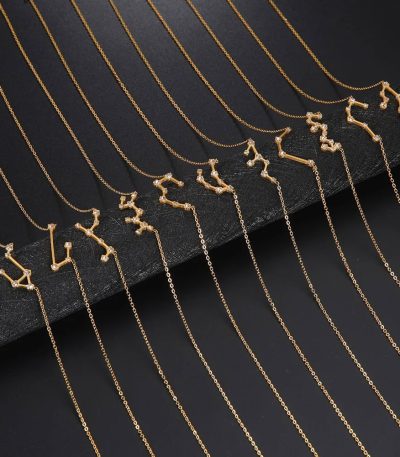 Collane con pendenti a forma di costellazioni zodiacali in oro, perfette come accessori eleganti e simbolici. Ideali per gli amanti dell'astronomia e della moda raffinata.