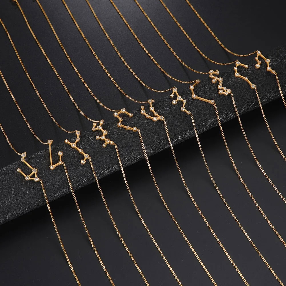 Collane con costellazioni zodiacali in oro Collane con pendenti a forma di costellazioni zodiacali in oro, perfette come accessori eleganti e simbolici. Ideali per gli amanti dell'astronomia e della moda raffinata.