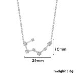 Collana con pendente a forma di costellazione zodiacale, realizzata in metallo lucido con dettagli di pietre brillanti. Design elegante e simbolico, perfetto come regalo o accessorio di stile.