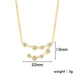Collana con pendente a forma di costellazione, decorata con zirconi, in oro giallo, misura 13mm di altezza e 22mm di larghezza, peso di 3 grammi.
