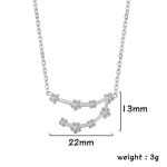 Pendente a forma di molecola con cristalli, gioiello scientifico elegante, collana moderna e raffinata, perfetta come regalo per appassionati di scienza e design innovativo.
