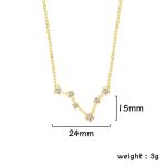 Collana elegante con pendente a forma di molecola chimica decorata con cristalli, realizzata in oro dorato, perfetta come regalo o accessorio di stile.