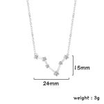 Collana elegante con pendente a forma di costellazione, realizzata in metallo lucido e decorata con piccoli zirconi.