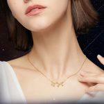 Collana con pendente a forma di costellazioni zodiacali in oro, perfetta come decorazione scientifica e accessorio di moda. Design elegante e dettagli raffinati, ideale per appassionati di astronomia.