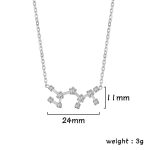 Collana con pendente a forma di costellazione zodiacale, in metallo lucido con dettagli di cristalli, lunga 24mm e alta 11mm, peso 3g.