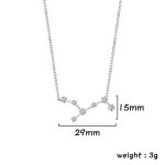 Collana elegante con pendente a forma di molecola, realizzata in metallo lucido e cristalli, perfetta come decorazione scientifica o regalo originale.