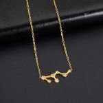Collana elegante con pendente a forma di costellazione zodiacale decorata con piccoli zirconi, realizzata in oro di alta qualità, perfetta come regalo o accessorio di stile.