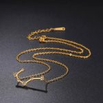 Collana elegante con pendente a forma di costellazione stellare in oro.
