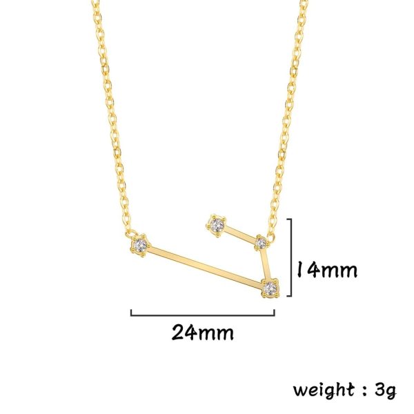 Collana elegante con pendente geometrico in oro con cristalli, misura 24mm x 14mm, peso 3g, perfetta come regalo o accessorio di stile.