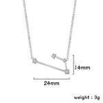 Collana in argento con pendente geometrico e cristalli, design minimalista, lunghezza regolabile, perfetta come regalo elegante.