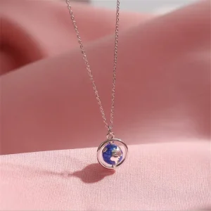 Collana con pendente raffigurante la Terra e la Luna, simbolo di connessione cosmica e armonia universale. Perfetta come regalo per appassionati di astronomia e scienza.