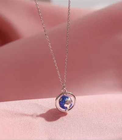 Collana con pendente raffigurante la Terra e la Luna, simbolo di connessione cosmica e armonia universale. Perfetta come regalo per appassionati di astronomia e scienza.