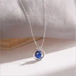 Collana con pendente Terra e Luna in argento, simbolo di equilibrio e armonia cosmica.