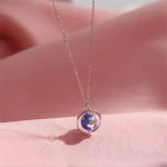 Collana con pendente Terra e Luna in miniatura, simbolo di connessione tra il nostro pianeta e il satellite naturale, perfetta come regalo o accessorio di stile.