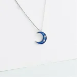 Collana con pendente a forma di luna blu con stelle argentate.