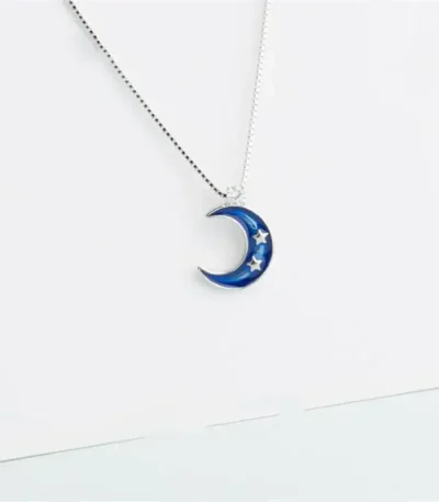 Collana con pendente a forma di luna blu con stelle argentate.